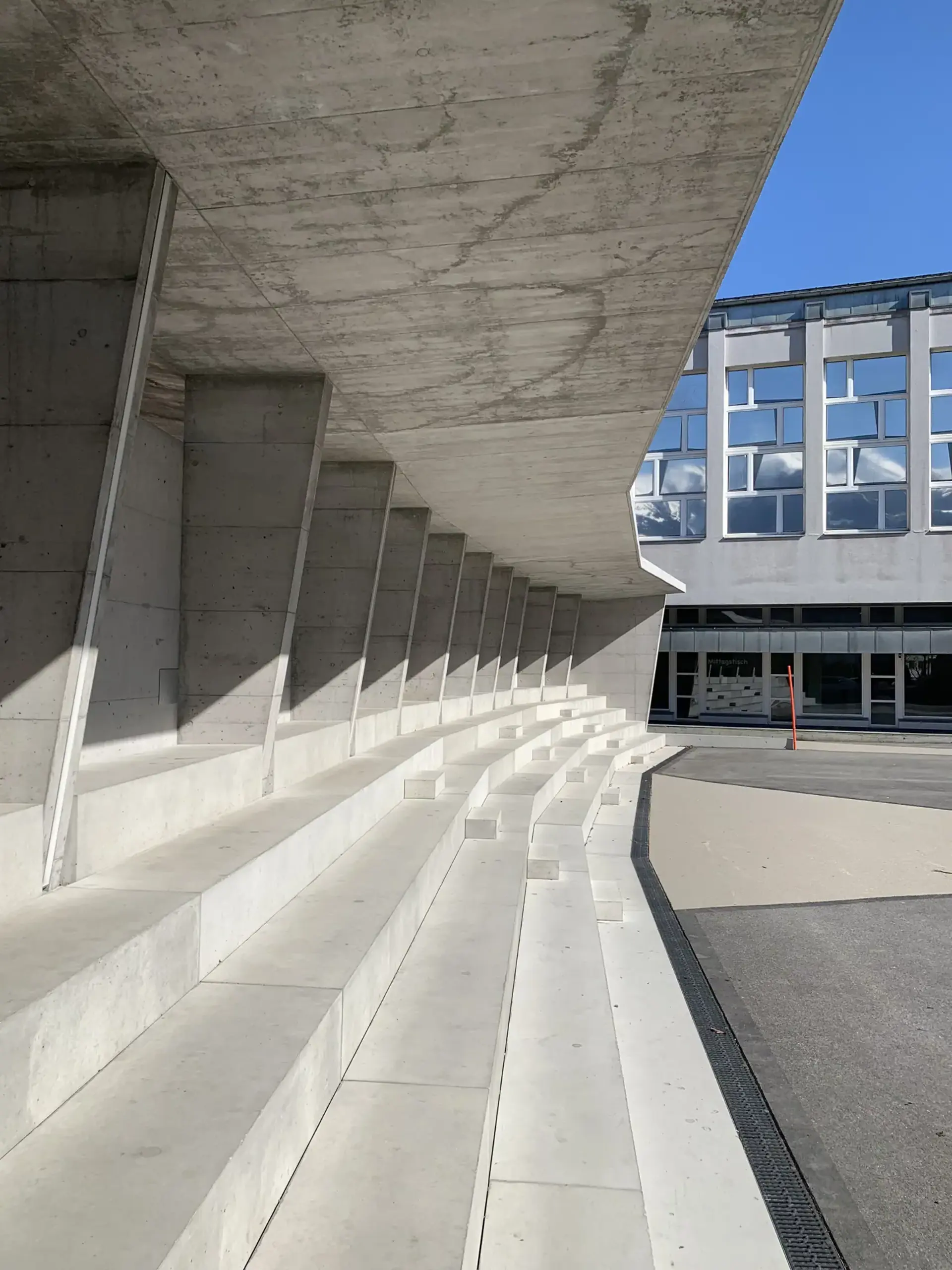 04_Neugestaltung Schulhausplatz Igsi mit Tribüne_Velounterstand